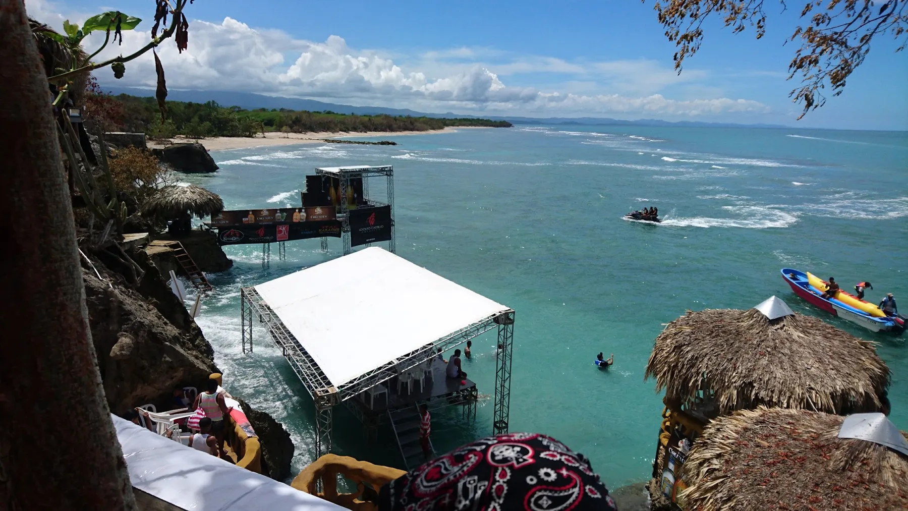 Tarima de truss montada sobre el mar, con botes y jet skis alrededor